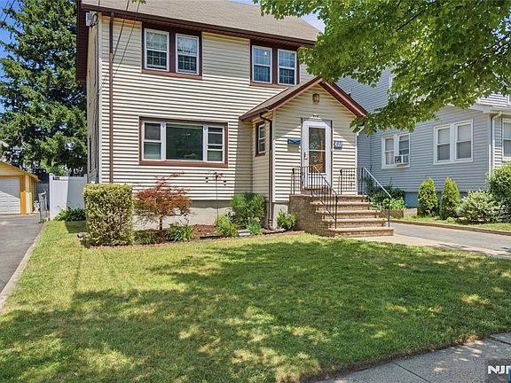 3rd image of 611 Maple Ave