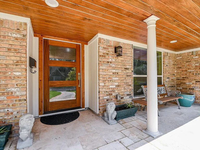 922 Chantilly Ln — Photo 3