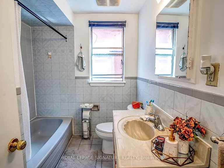 138 Woburn Ave — Photo 9