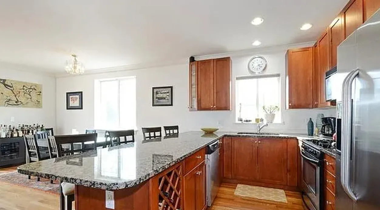 2 bed, 1200 sqft, $4,200 — Photo 3