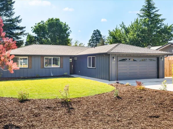 2217 Meals Dr, Medford, OR 97501