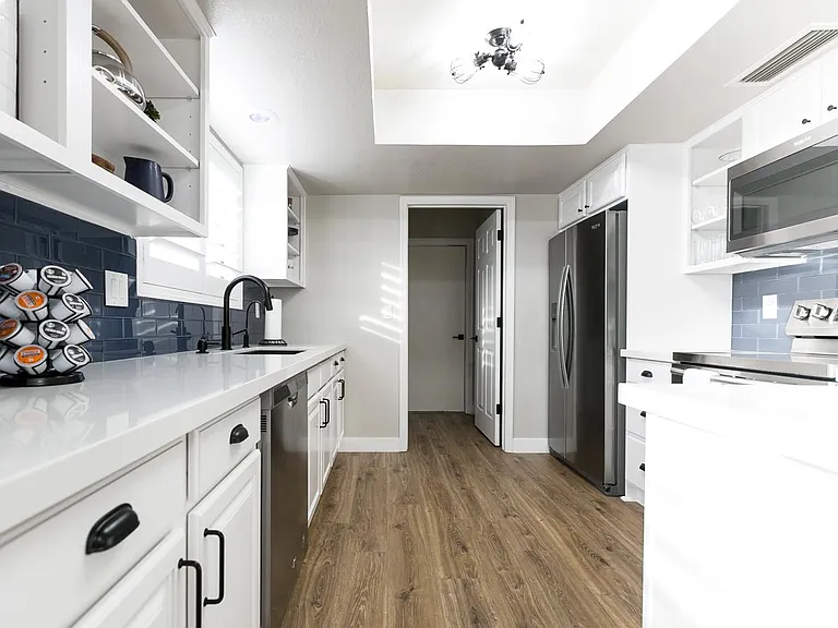 413 E Harwell Rd — Photo 2