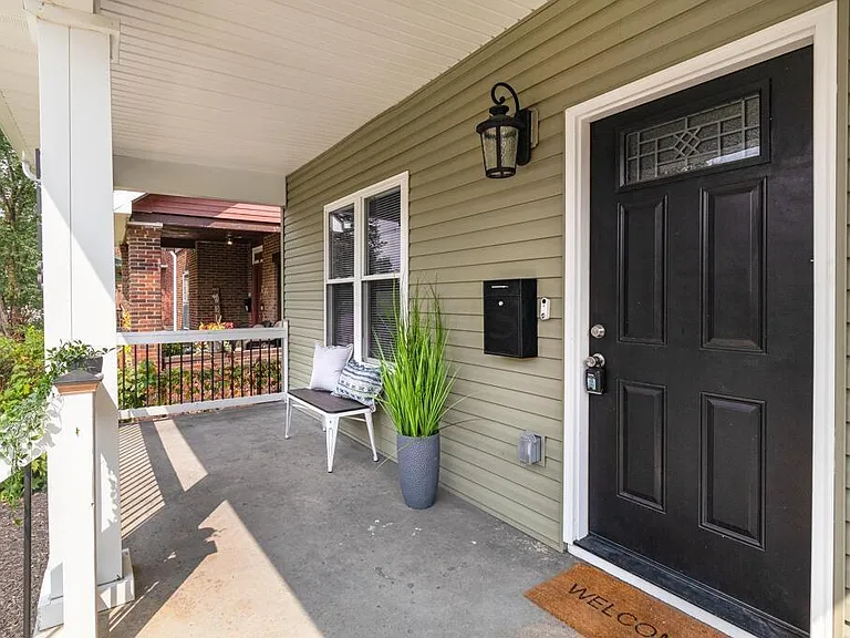 1118 E Whittier St — Photo 3