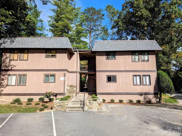 11 Lake Dr APT B2, Laurel Park, NC 28739