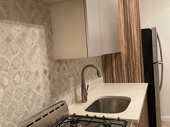 3rd image of 2724 Creston Ave #5