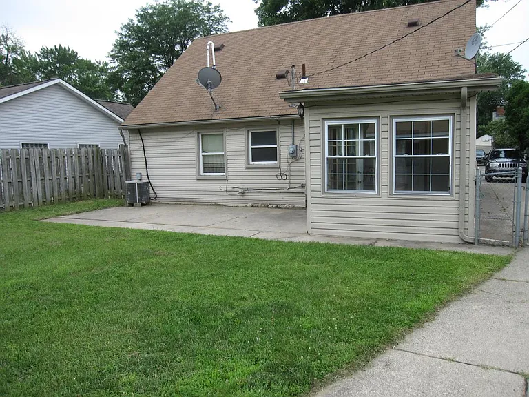 7462 N Vernon St — Photo 14