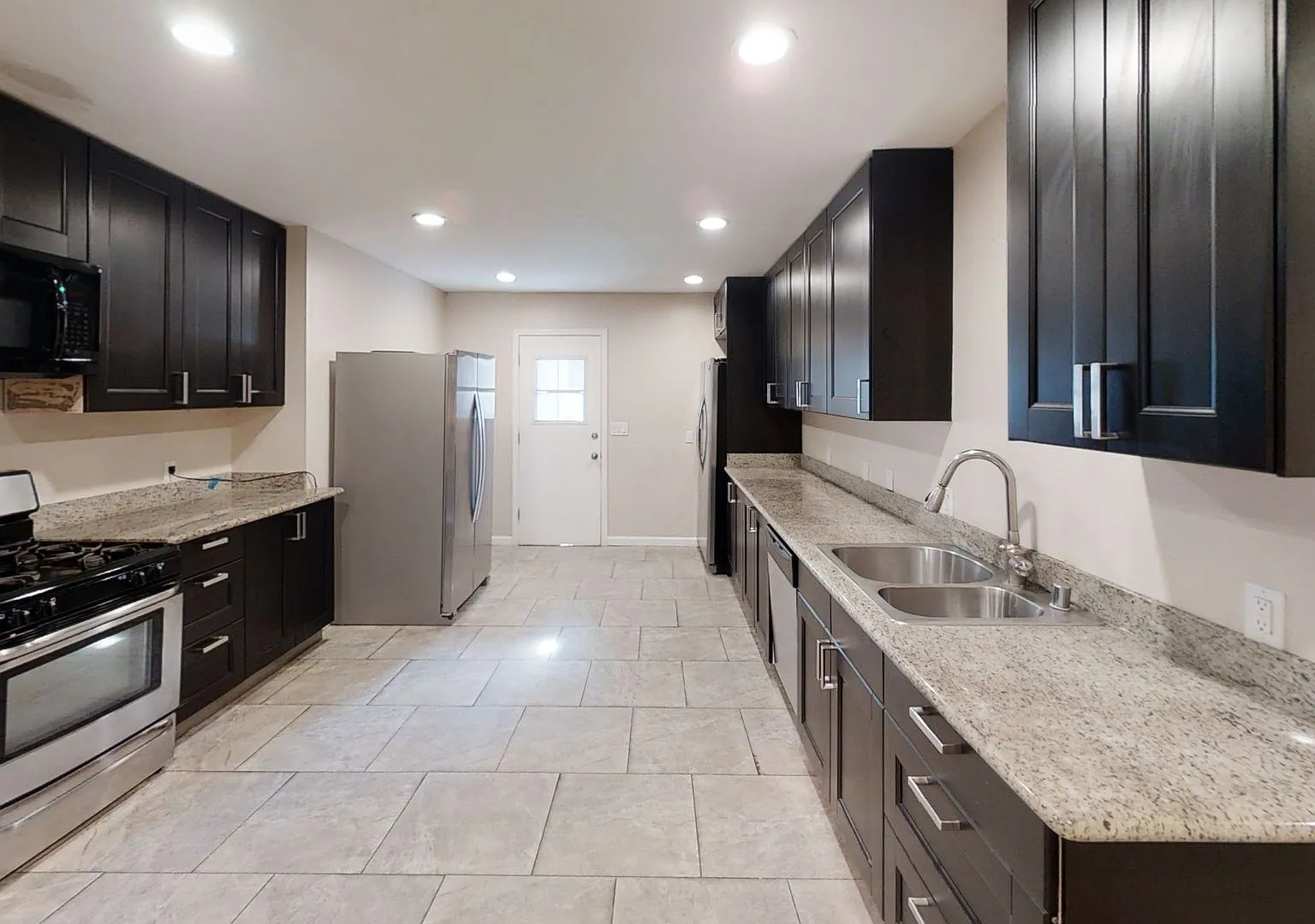 Spacious 8-Bedroom / 4-Bathroom Home Near SDSU Perfect for Large Groups — Photo 4