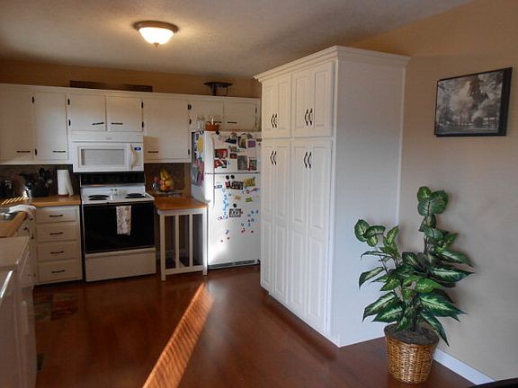 3rd image of 825 New Circle Dr