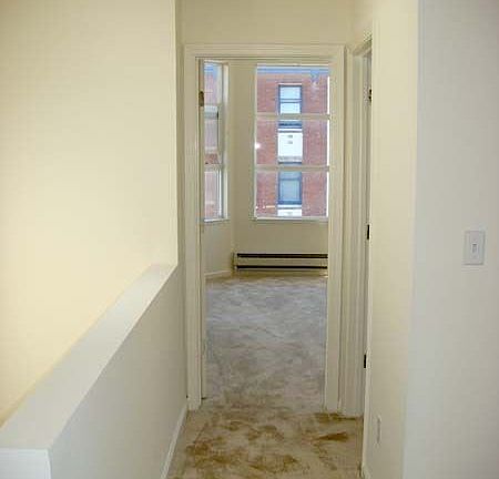 4th image of 185 Franklin St