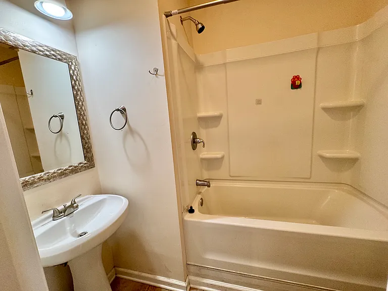 195 Moul Ave - Ground Level Full Bathroom