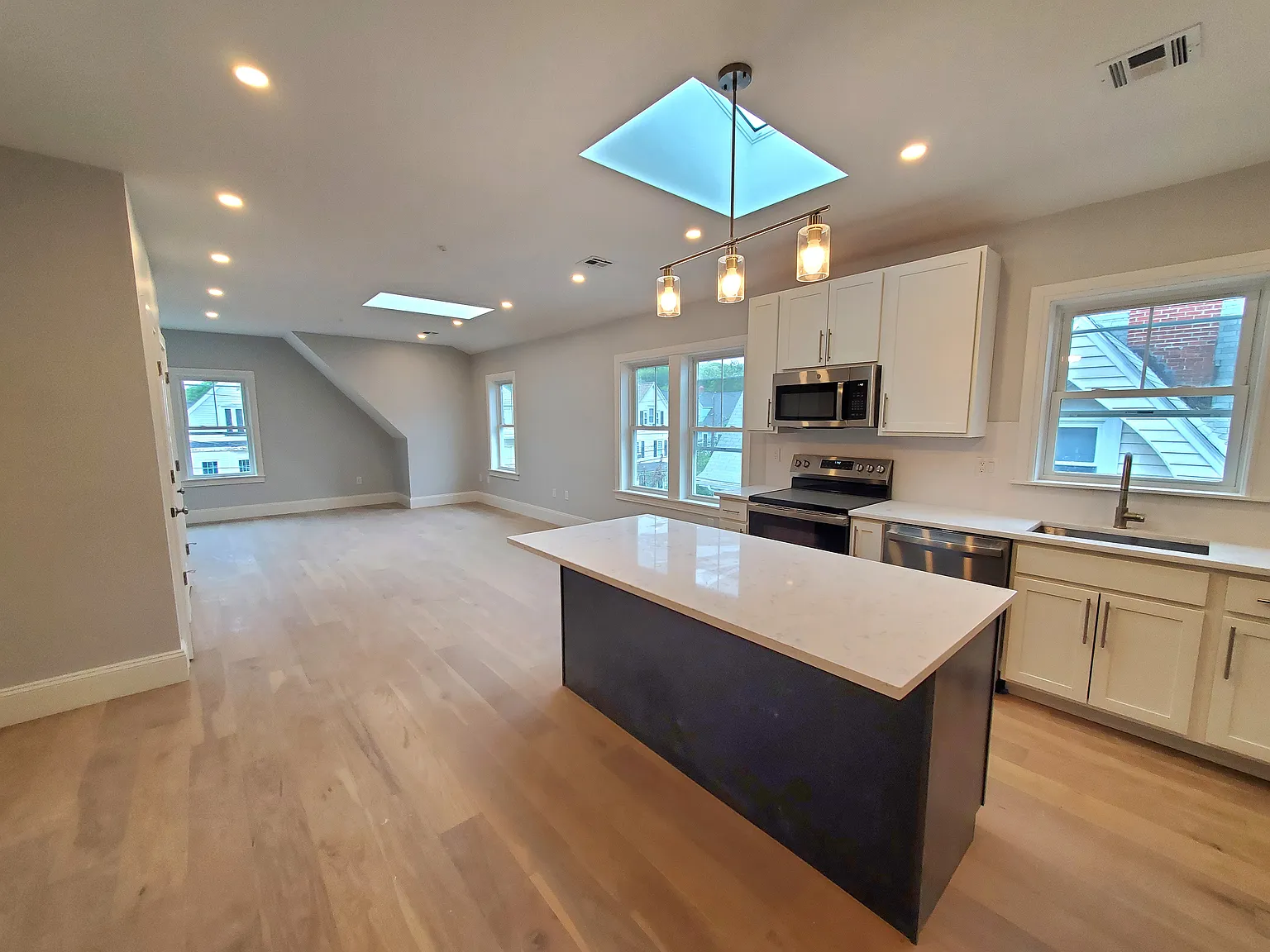 3 bed, 1300 sqft, $4,500 — Photo 1