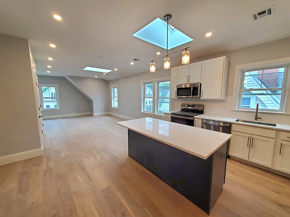 51 Fairbanks St #4