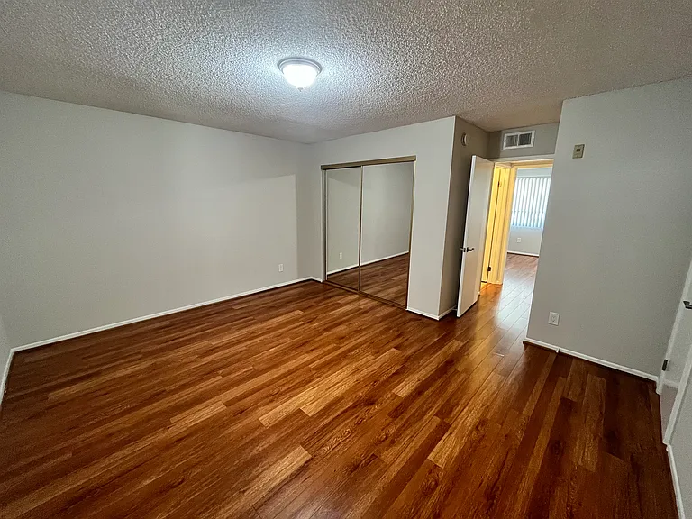 Large master bathroom, with walk-in closet & en-suite bathroom