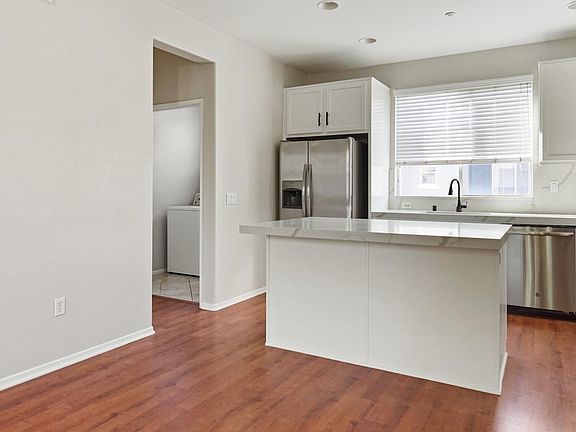 Newly Remodeled Kitchen (2nd floor)