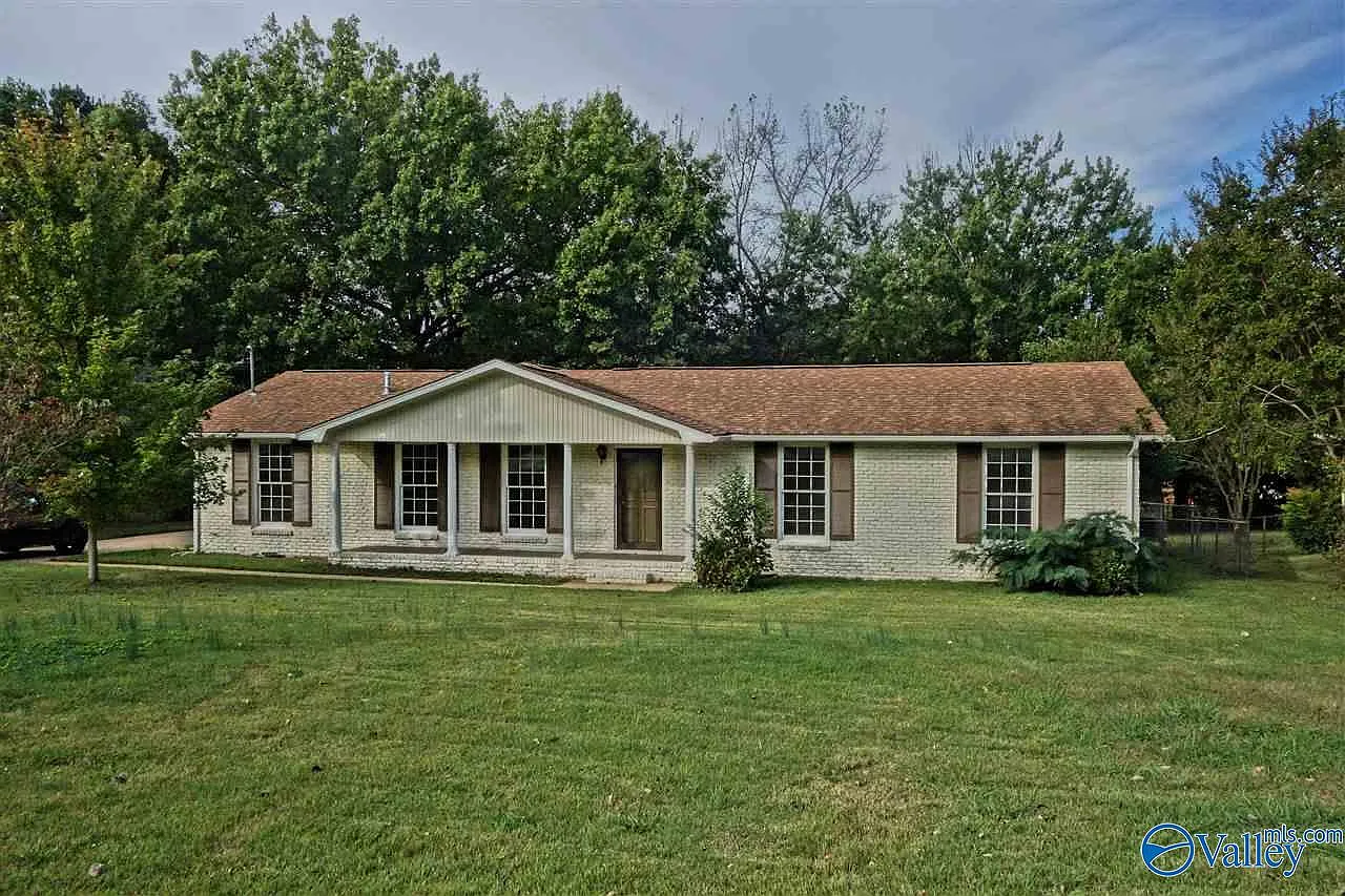 4 bed, 2.0 bath, 1890 sqft, $1,800 — Photo 2