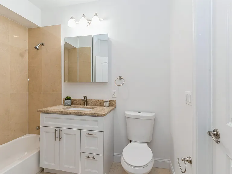 725 Sip St #404 — Photo 8