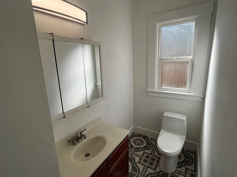 2nd Ave, 513 — Photo 12
