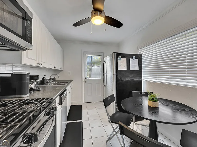 1040 Herndon St NW #B — Photo 9