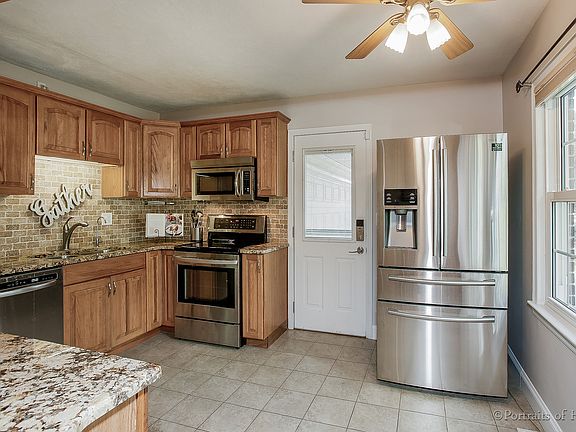 5th image of 22W407 Tamarack Dr