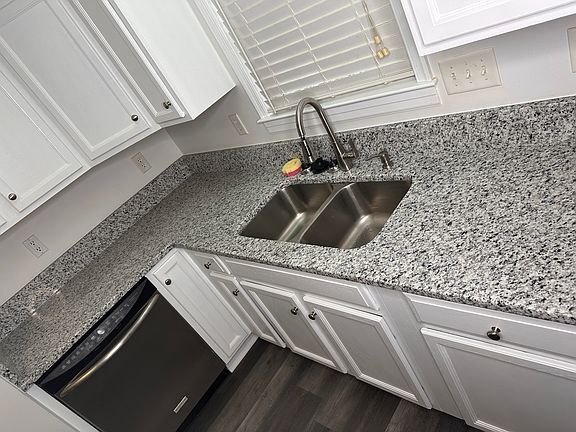 3rd image of 418 N Ivy Ave