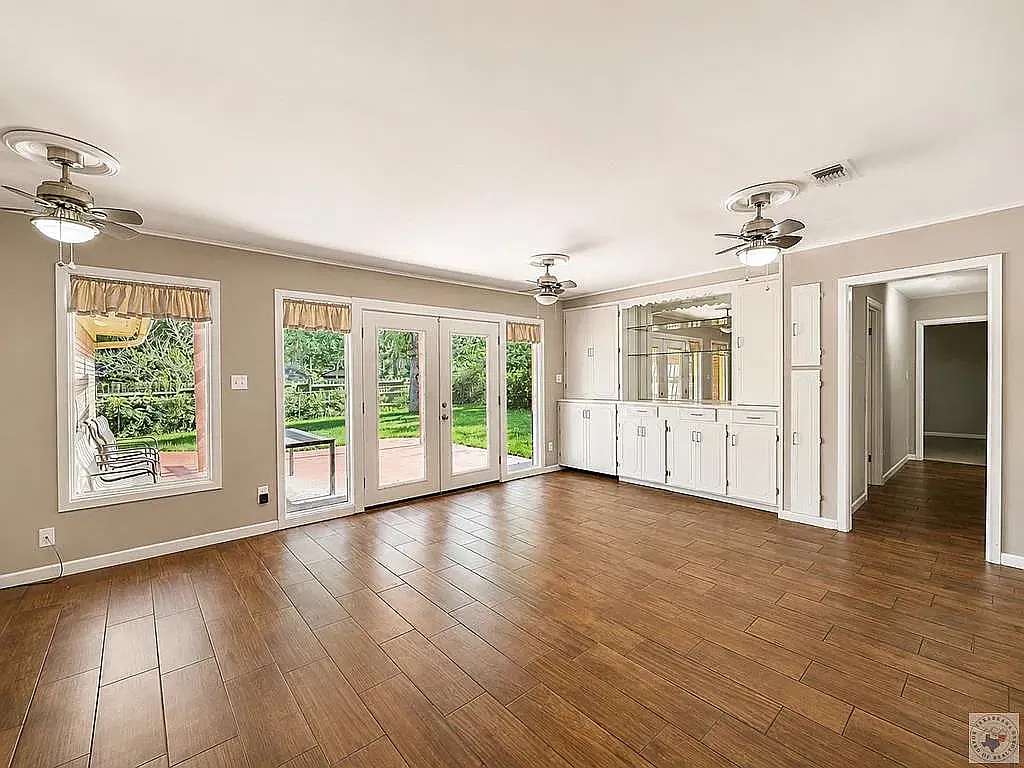 3 bed, 2424 sqft, $2,100 — Photo 2