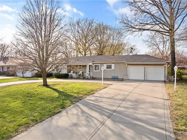 1204 Meadow Lake Pkwy, Kansas City, MO 64114