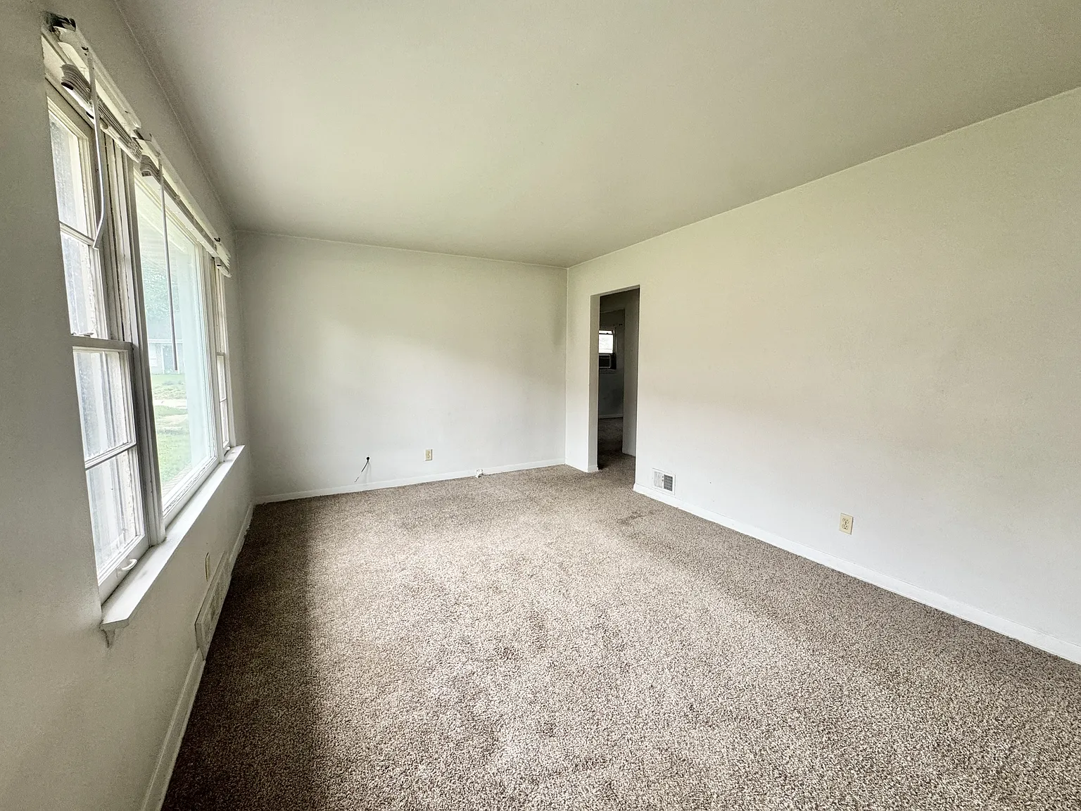 3234 Montrose Ave — Photo 2