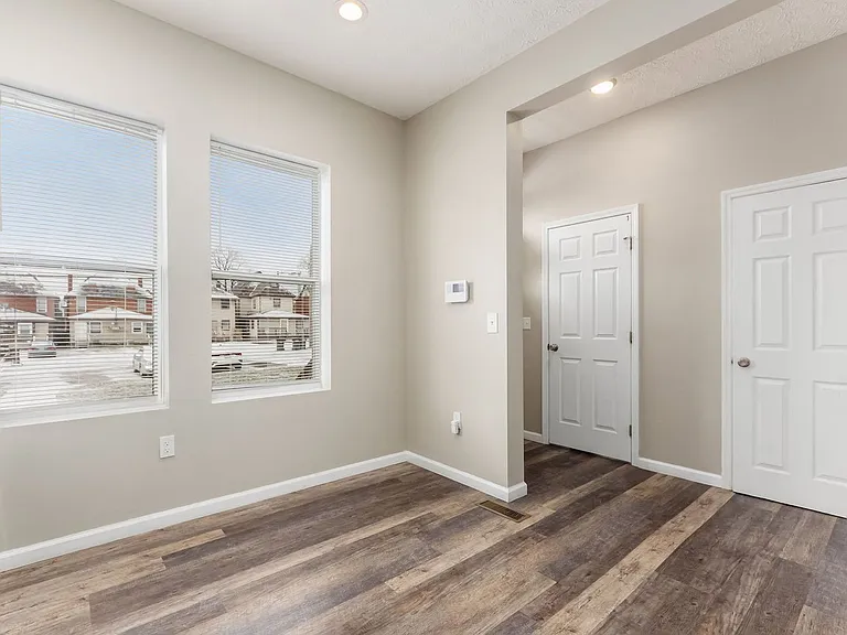 1363 Summit St — Photo 20