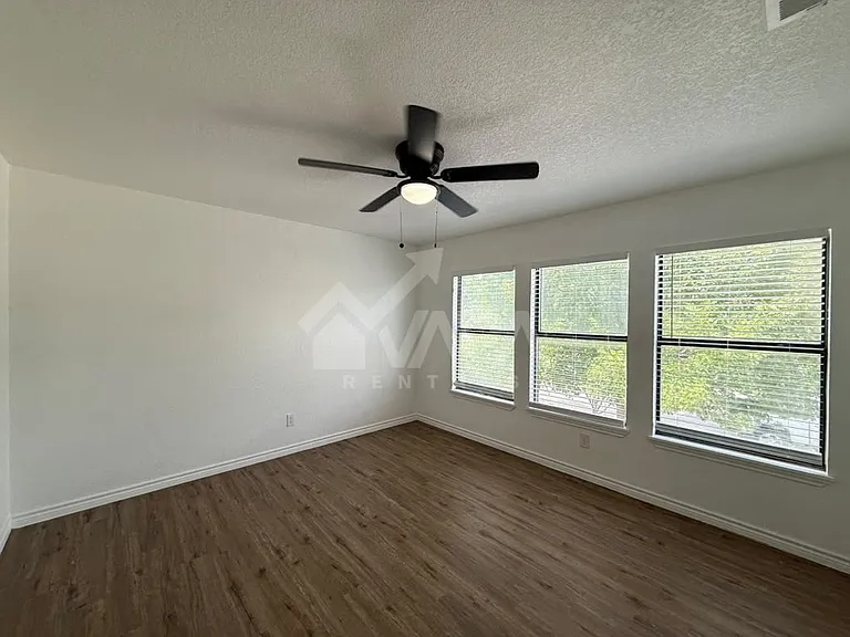 817 Meadow Br — Photo 9