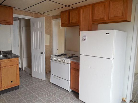 5th image of 229 W Main St