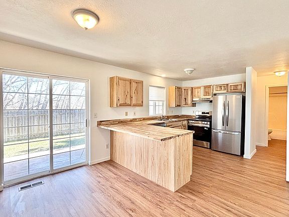 3rd image of 312 Golden Valley Dr