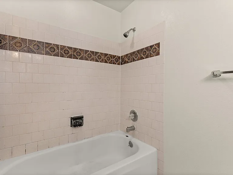 3605 NE 49th St — Photo 31