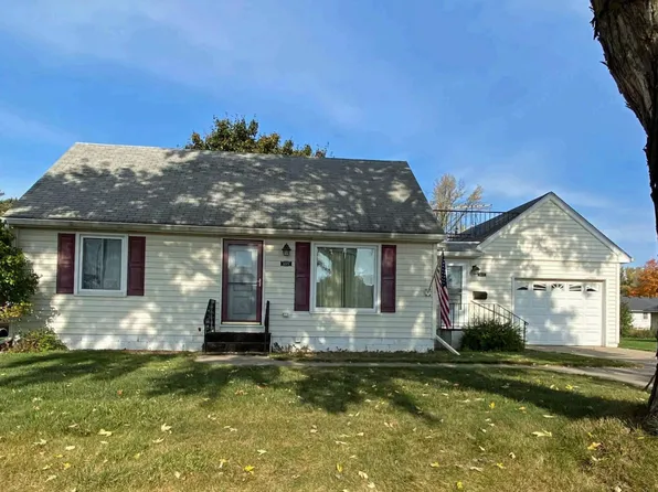 1227 Parallel St, Chaska, MN 55318