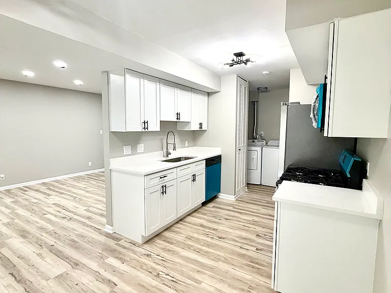 2338 Carnation Dr — Photo 8