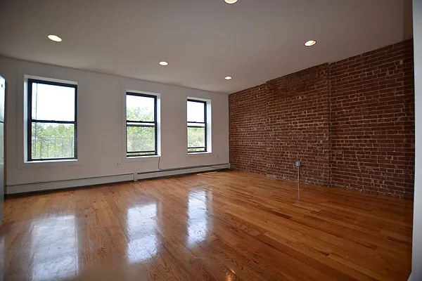 Rented by Makover Group Inc | media 32