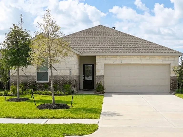 2613 Lago Costa Dr — Photo 1