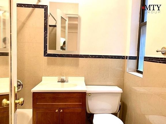 4th image of 155 E 52nd St #3