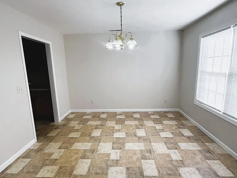 131 Joyce Dr — Photo 3