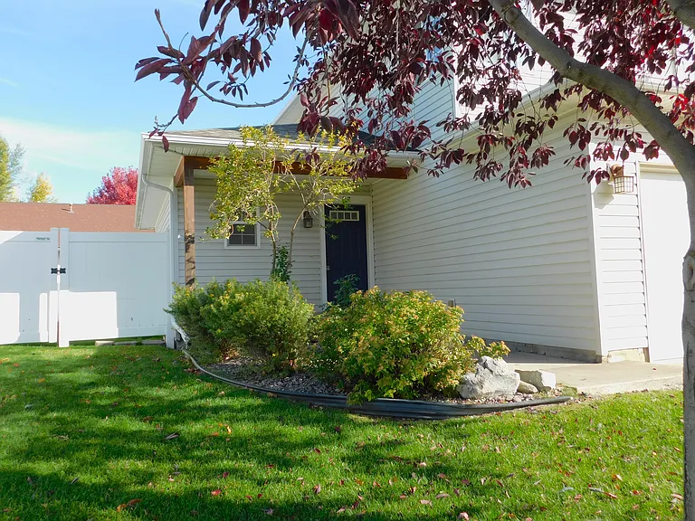 27 Stratford Dr — Photo 5