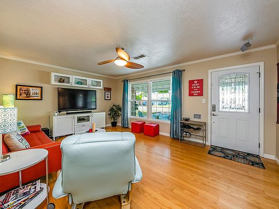 5th image of 214 W Colonial Dr