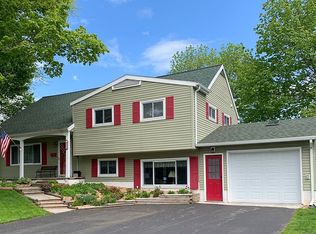 8 Apple Tree Ln, Liverpool, NY 13090