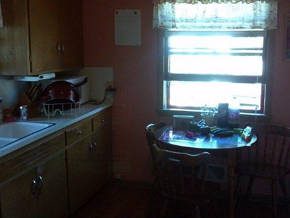 5th image of 817 Vincent Ave N