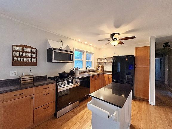 3rd image of 262 Pequot Ave