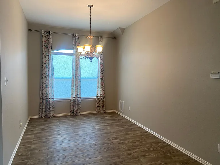 302 Crabapple Dr — Photo 6