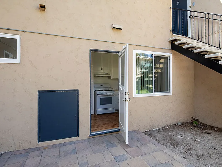 Herschel Apartments — Photo 12