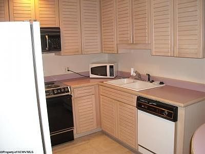 3rd image of 303 Lakeview Dr