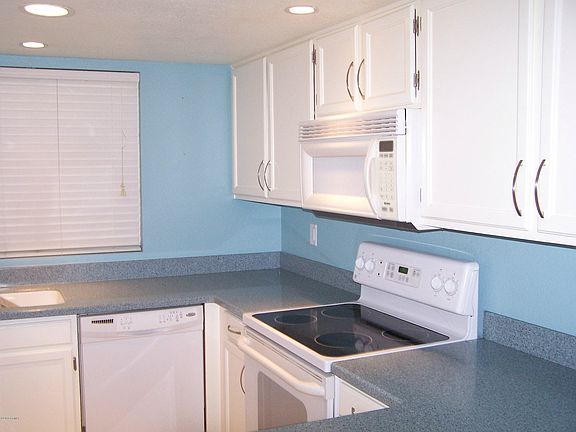 3rd image of 925 N College Ave