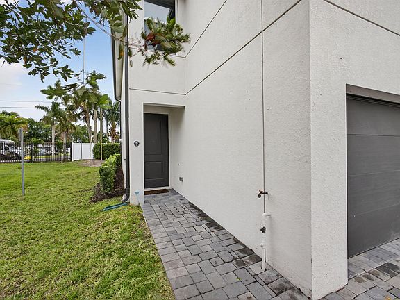 4th image of 1700 Lindley Street