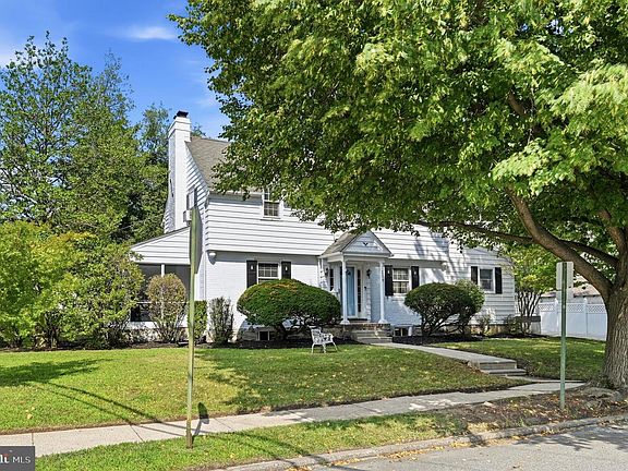 2nd image of 209 Thayer St
