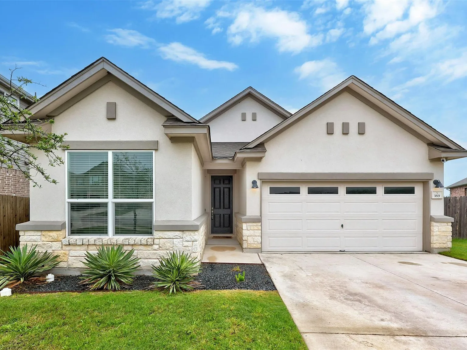 3 bed, 2.0 bath, 1664 sqft, $2,450 — Photo 1